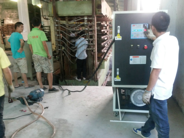 油加熱器應用在大型平板發(fā)泡調(diào)試現(xiàn)場 油加熱器應用在大型平板發(fā)泡調(diào)試現(xiàn)場